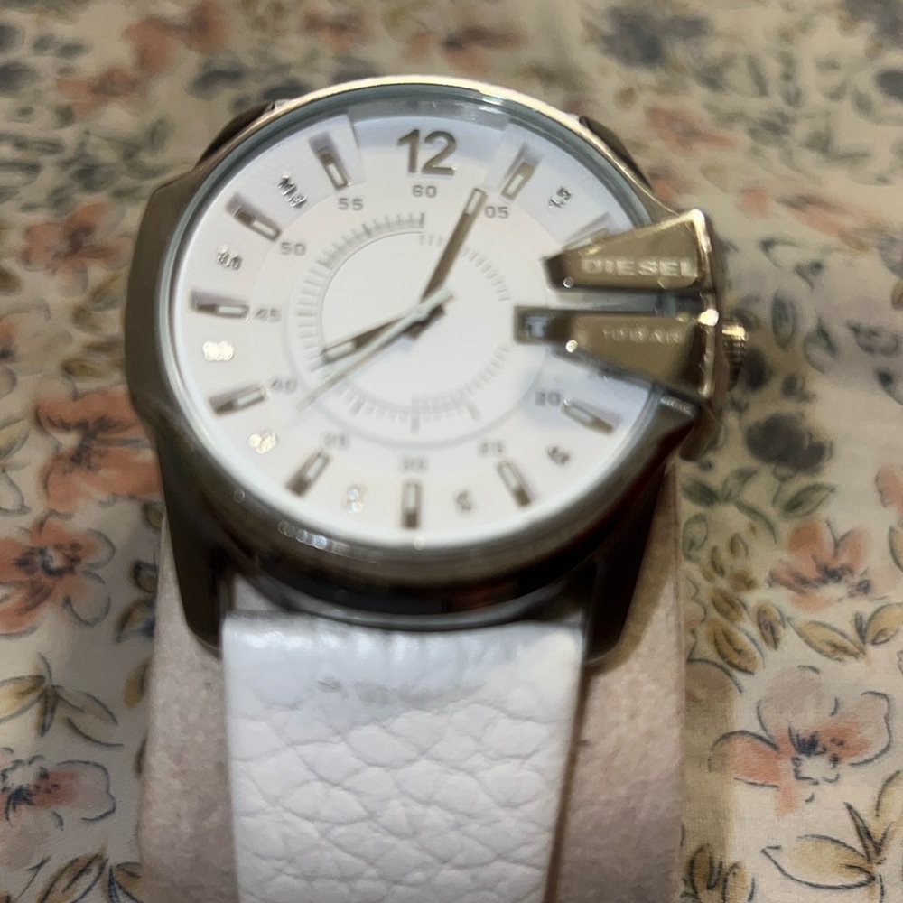 Diesel 10 bar thick band man

Men's Master Chief white  Leather Strap Watch 45mm